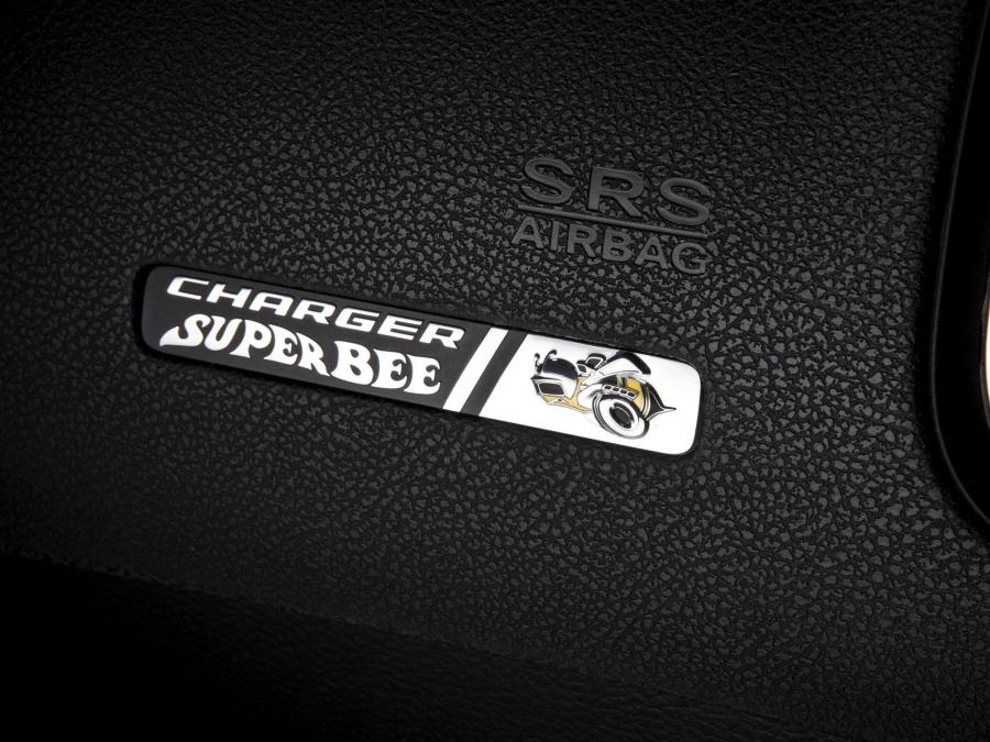  Dodge Charger SRT8 Super Bee 2012 года  (фото 34 из 39)